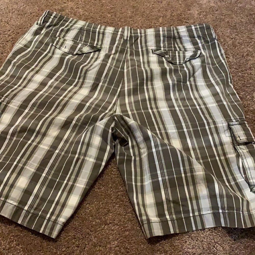 Roundtree & York plaid cargo shorts - Picture 5 of 7
